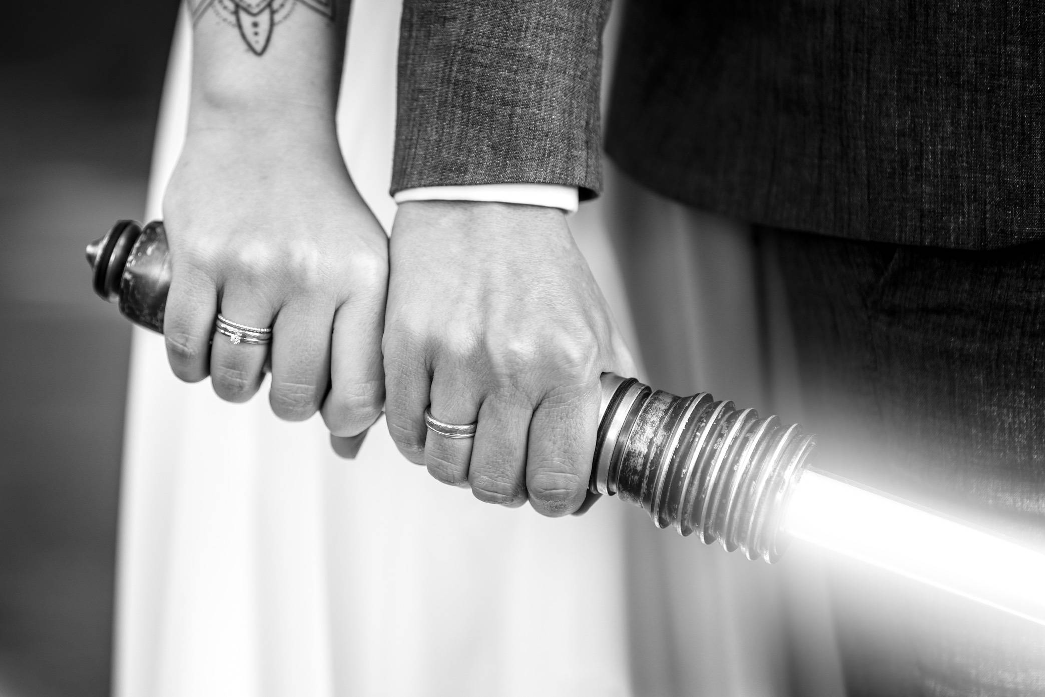 lesbisches Brautpaar Ringfoto mit Star Wars Lichtschwert